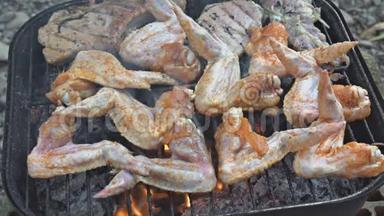 在烧烤架上翻过来的鸡肉翅膀。 肉是用芒果烧烤架炒的。 烤架上的鸡肉